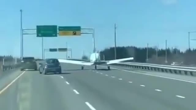 Emergency landing of a plane in the middle of the Canadian highway 17 April 2020.