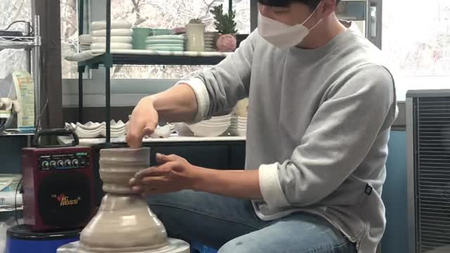 making a pottery with spinning wheel(ghost)