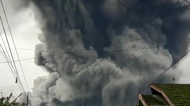 INDONESIA mt. Semeru eruption