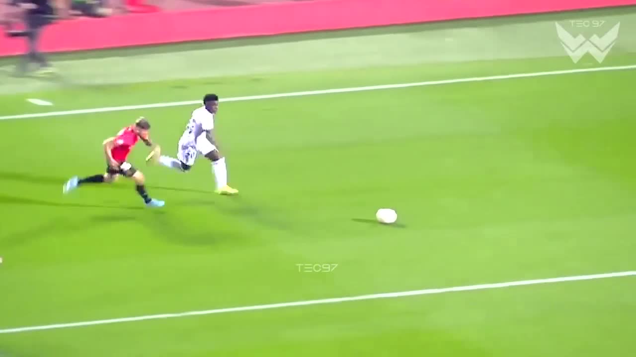 Football moments when 1 vs 1 isn't fair