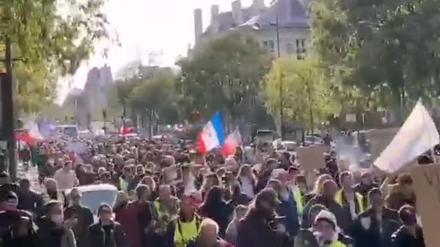 17th consecutive weekly huge protest in Paris, France🇫🇷