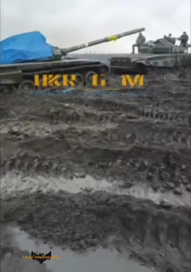 Ukraine Tanks Stuck in the Mud 🤣