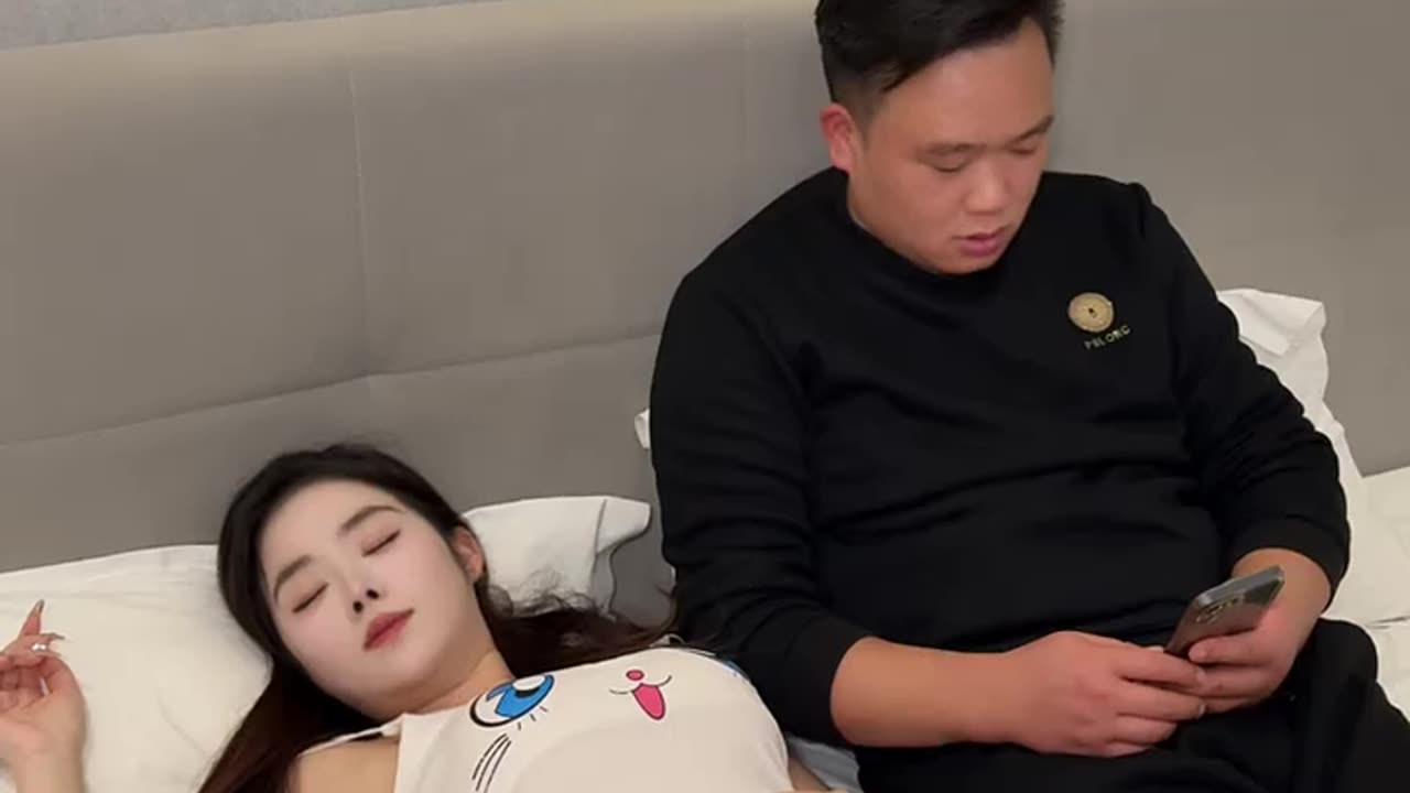 Actually, I also want to sleep well, but I really can’t worry about his cell phone.