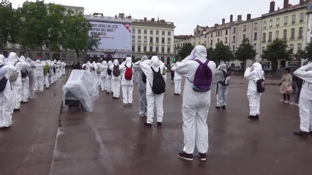 Les Masques Blancs Lyon Rassemblement des LMB le 15 Mai Action l'école des larmes