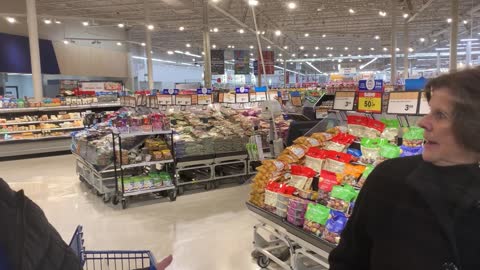 Police kick Patriotic American out of Grocery for not wearing a mask