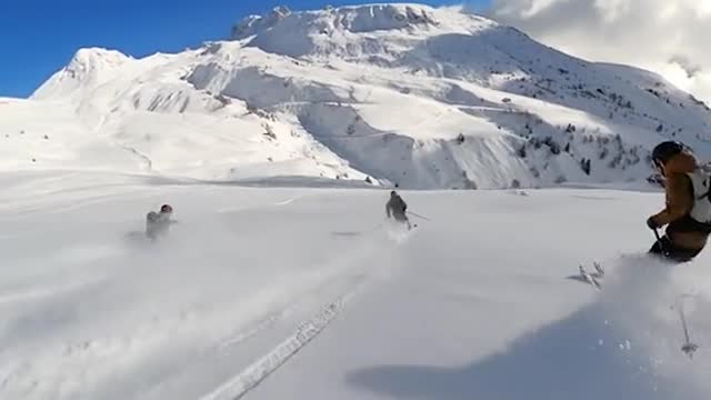 Who says there are no friends on a powder day 🧐