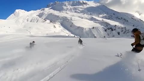 Who says there are no friends on a powder day 🧐