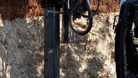 Drilling foundation piles GEAX EK40 is a multi-purpose piling rig 2