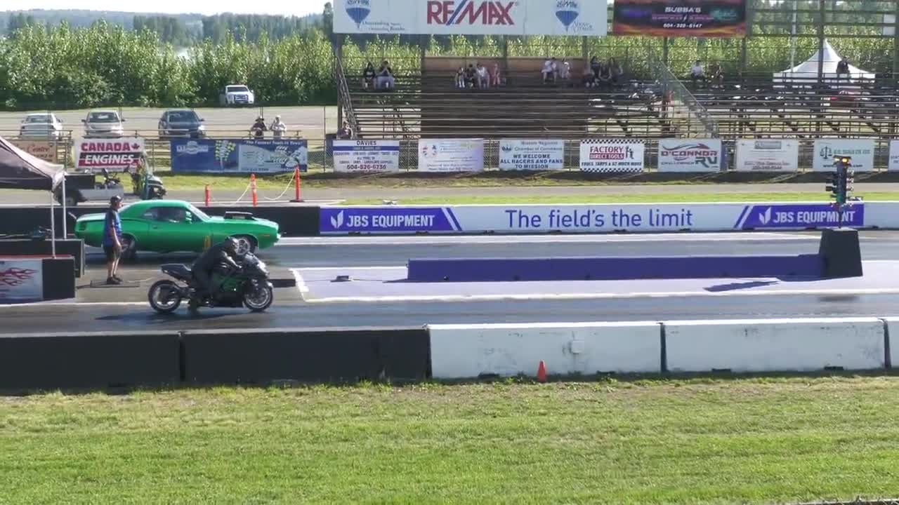 Kawasaki vs 1000 hp muscle car - drag racing