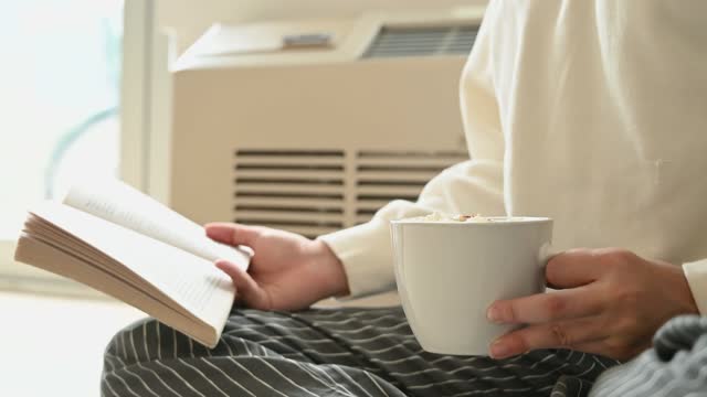 The habit of reading stimulates the brain and promotes benefits