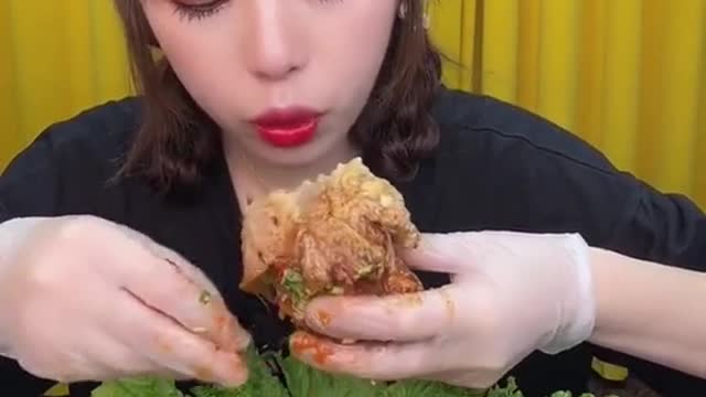 ASMR Mukbang Eating Show, Cute girls Vs Sea Food #Shorts (5)