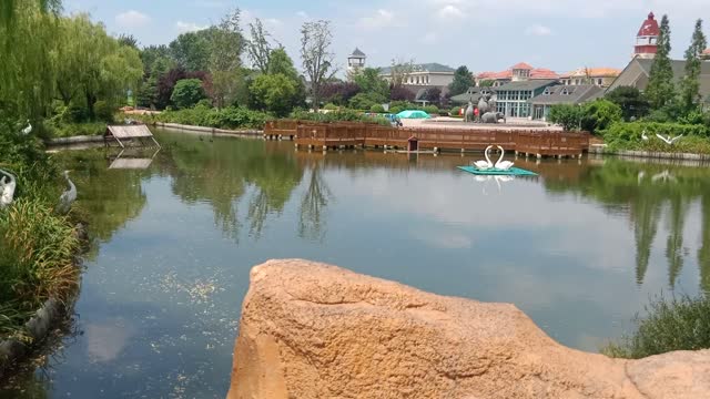 This lake is so big