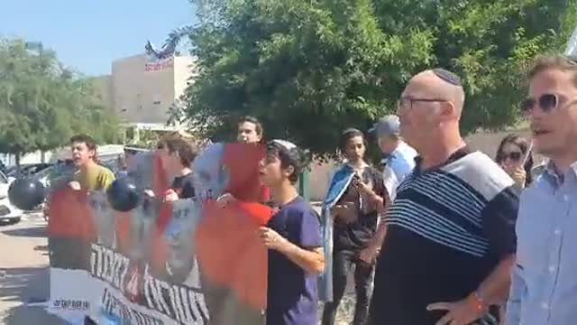 נפתלי בנט ביקר באלקנה. אזרחים רבים המתינו לו: ״נוכל, שקרן. לך מכאן״
