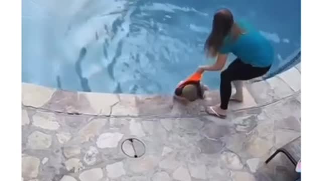 Mother saved a small child from drowning