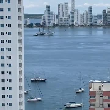 Remolcan a buque Gloria a la base naval