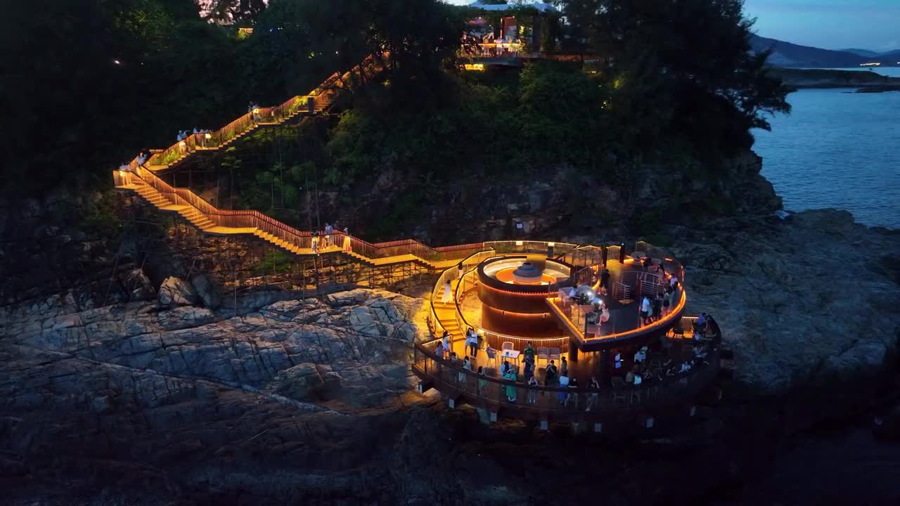 No need to go to Bali, there is a romantic cliff bar in Huizhou, Guangdong Province