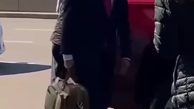 DESDE CUANDO UN PRESIDENTE CARGA SUS MALETAS???