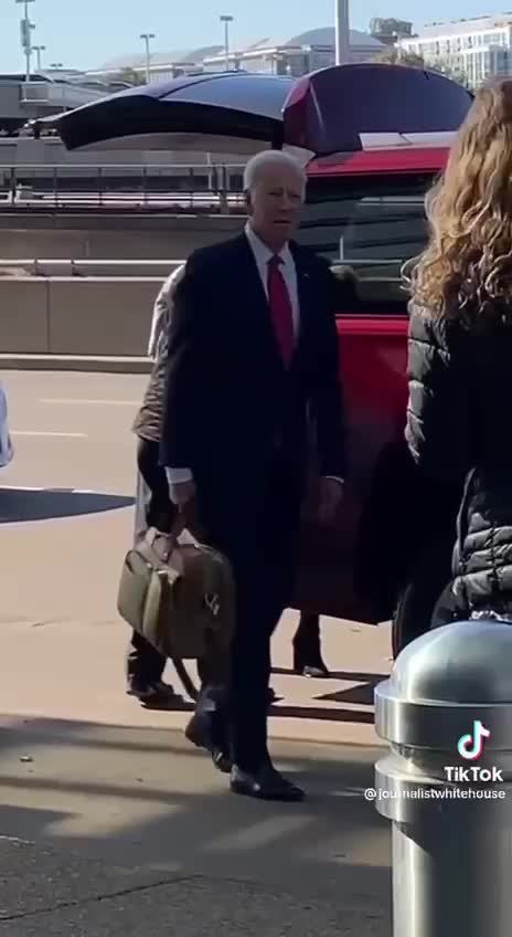 DESDE CUANDO UN PRESIDENTE CARGA SUS MALETAS???