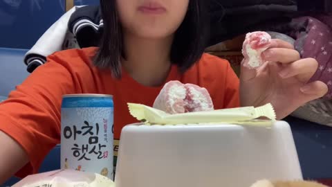 This is strawberry glutinous rice cake in Korea.