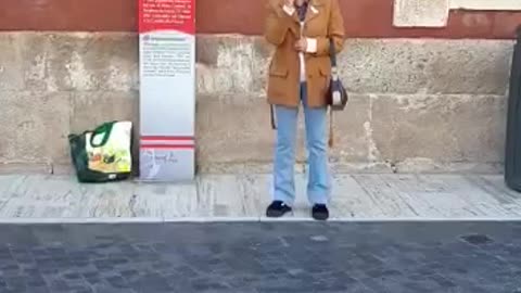 La doctora Albarracín en la calle dando la batalla contra las "vacunas" COVID-19 (20 abril 2021)
