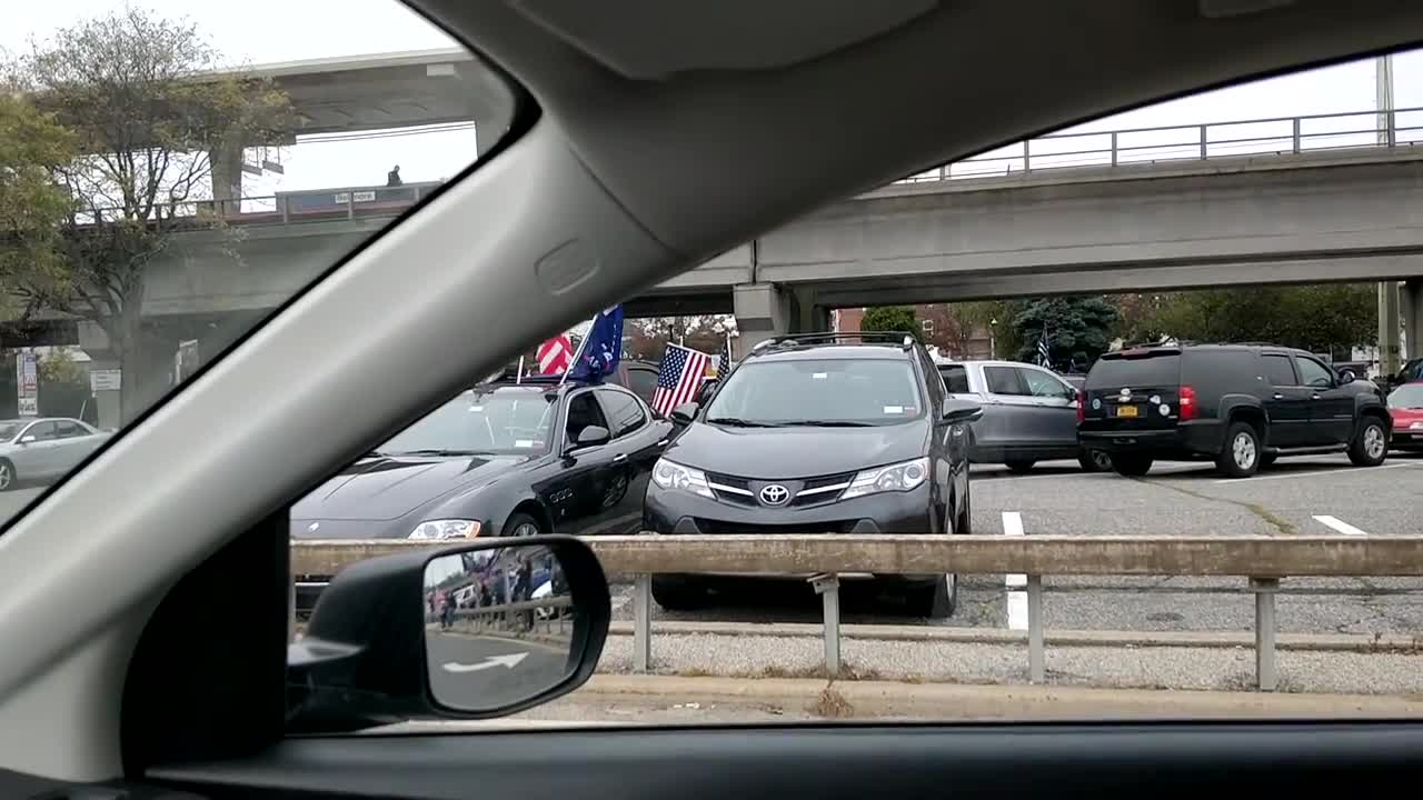 Trump rally at bellmore station 2020-10-22