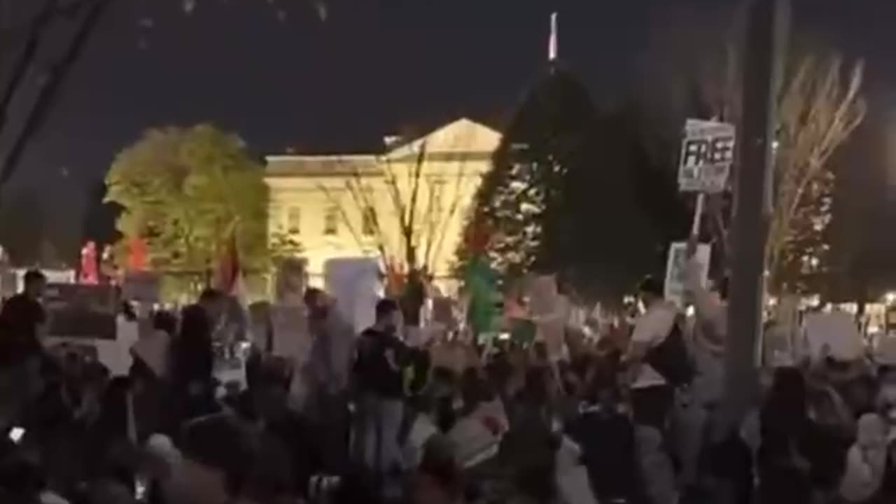 Crowd chants "Allahu Akbar" outside the gates of the White House. All under democrat "leadership".