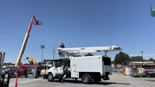 Chipper Bucket Truck 2008 Ford F750 Dump Truck 61' Over Center Cummins Diesel 6 Speed