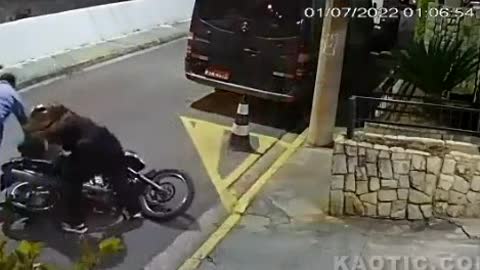 This idiot picked the wrong woman to rob!