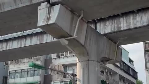 Así se movía un puente durante el terremoto producido en Taiwán.