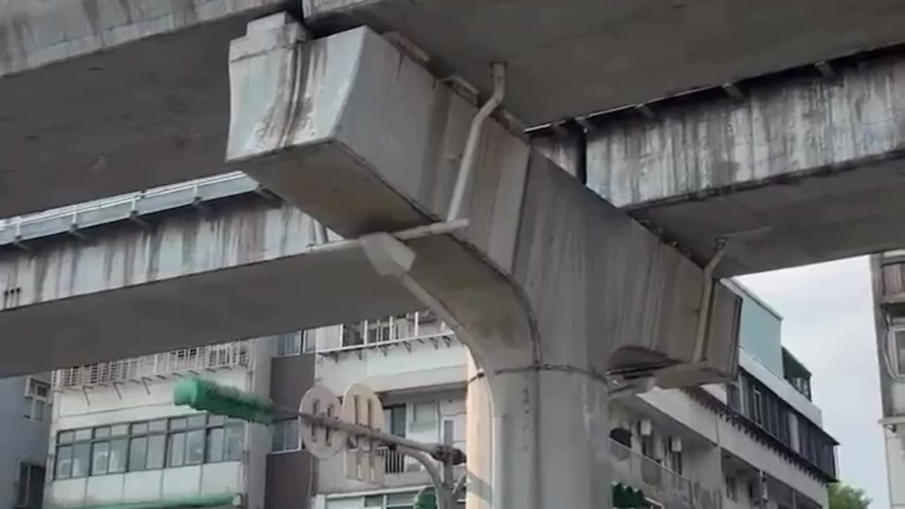 Así se movía un puente durante el terremoto producido en Taiwán.