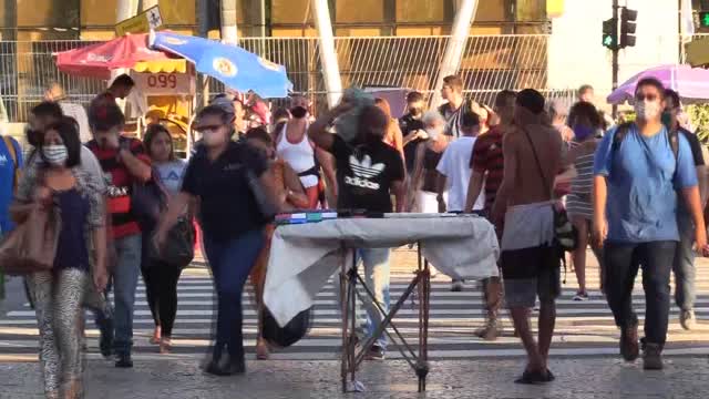 Video: playas llenas y escuelas cerradas en Brasil