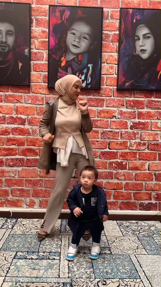 Funny dance Moms and child