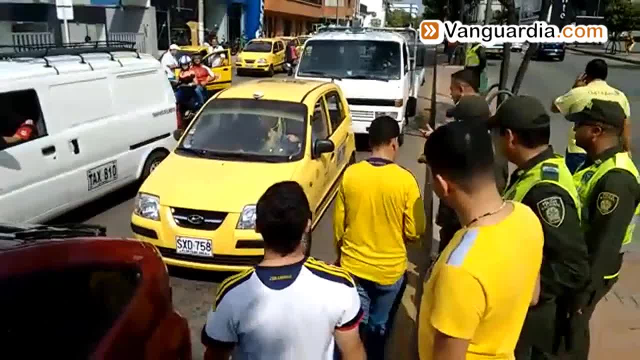 Frente a policías, taxistas agreden a conductores en Bucaramanga