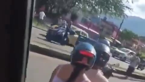 Video | Conductor persiguió y disparó a limpiavidrios tras negarse a pagar el servicio