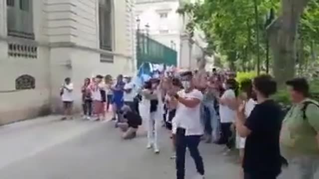 French police sidein with the people