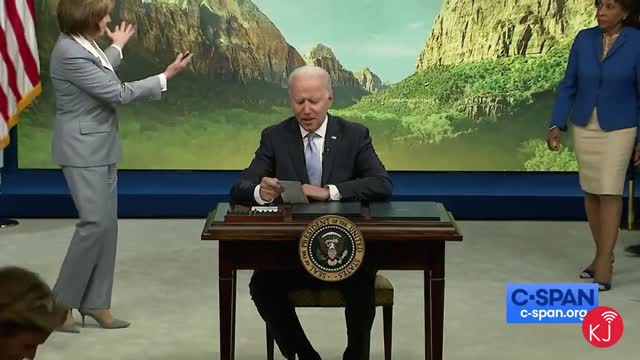 Biden Blunder! He doesn't know Maxine Waters' Name - The Kevin Jackson Network