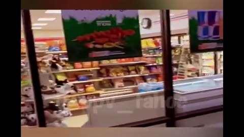 Mob Of Youths Ransack And Loot A 7-Eleven In Sacramento