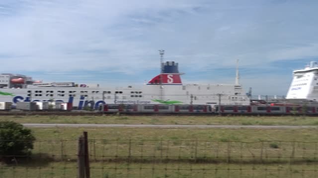 De Stena Line Schepen in Hoek van Holland, hee? gaat de metro al naar het strand?