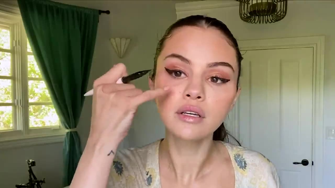 Selena Gomez's Guide to the Perfect Cat Eye | Beauty Secrets | Vogue