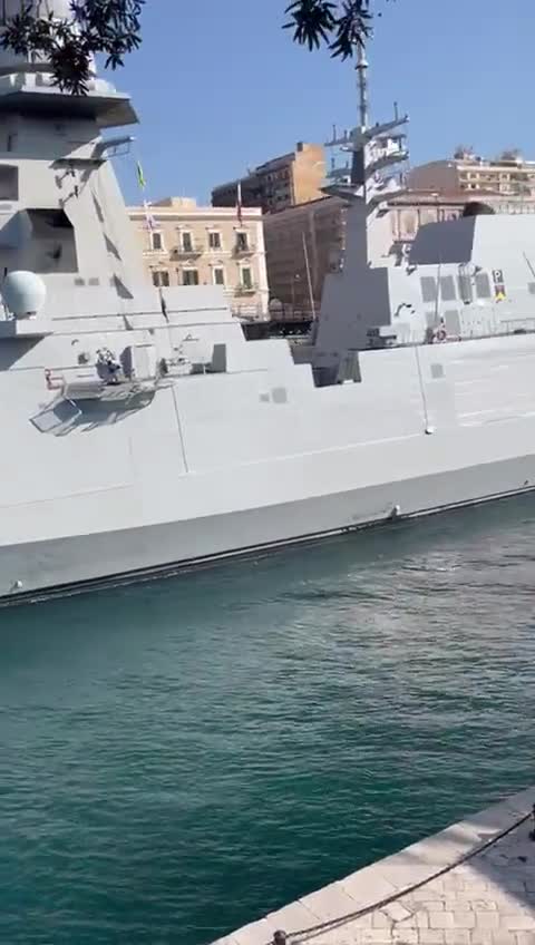 A Taranto urlano assassini alla fregata militare - ma la Meloni non è d'accordo