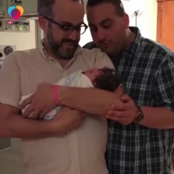 Nově narozené mimino je vzato od matky a předloženo dvěma gayům