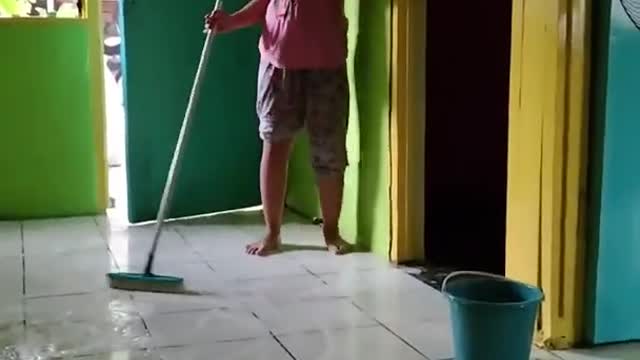 Terlalu Asyik Main Luncuran Endingnya Brak Kepleset