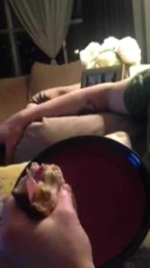 Esposa se ríe de hombre anestesiado que se queda dormido masticando