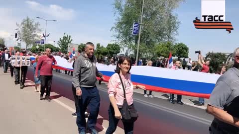Oslavy v osvobozeném Berďansku s rukou a vlajkou a 77 metrů dlouhou svatojiřskou stuhou