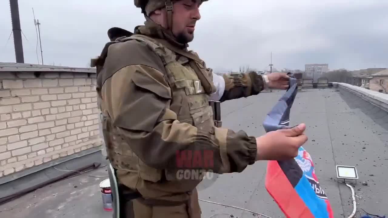 The flag of the DPR #Somali unit replaces the Ukrainian banner in Mariupol