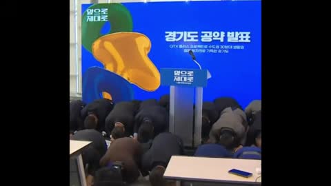 South Korea's ruling party presidential candidate Lee Jae-myung gave another "kneeling gift"