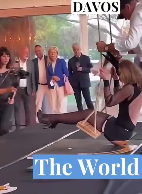 ΣΤΟ ΜΕΤΑΞΥ ΣΤΟ ΝΤΑΒΟΣ ΖΩΓΡΑΦΙΖΟΥΝ ΜΕ ΤΟΝ ΚΩΛΟ.