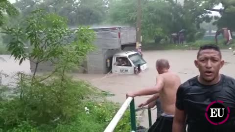 Camión queda atrapado en canal de El Campestre