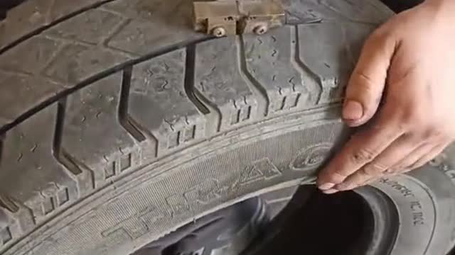 The tire of the car is seriously worn, and the tread is cut again.