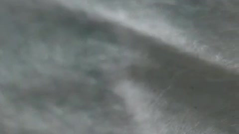 Mustad liikuvad niidid meditsiinilise maski sees